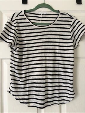 The FRAME striped linen crewneck T-shirt features a shrunke